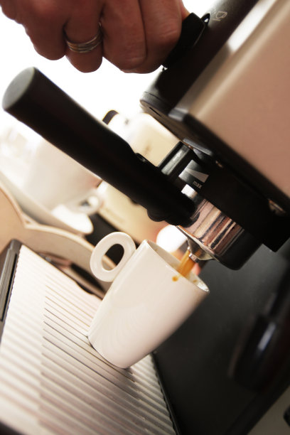 用家庭咖啡机准备浓缩咖啡图片下载