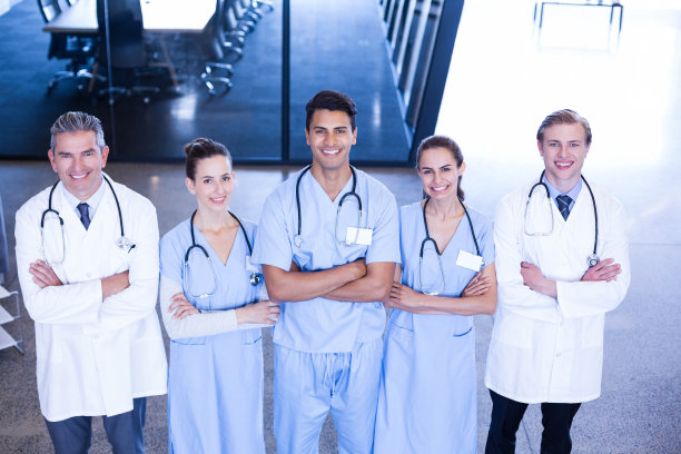 医疗队双手交叉站立的肖像图片下载