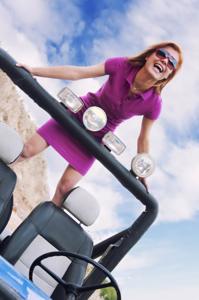 戴眼镜的迷人司机图片下载