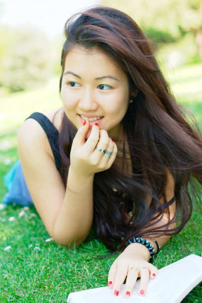 在公园里微笑的女孩图片下载