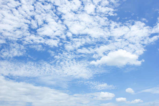 蓝天背景中的云朵图片下载