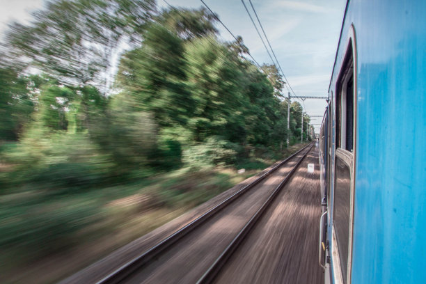 移动的火车和退化的树木图片下载