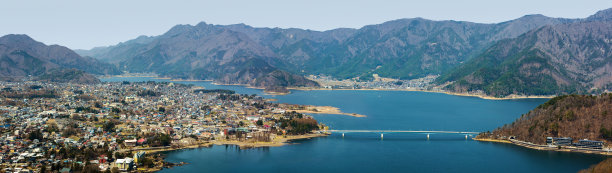 日本富士山山麓的藤川口町和川口湖的全景图片下载