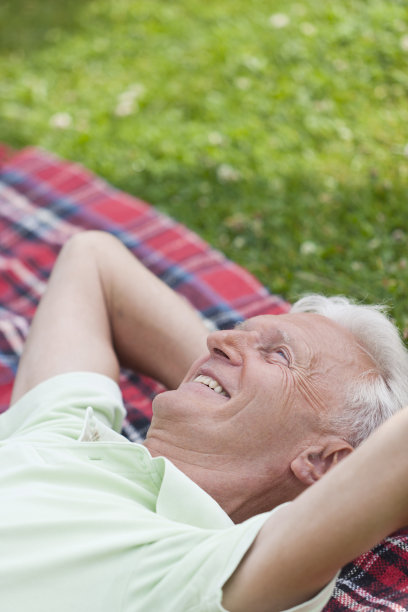 微笑的成熟男人图片下载