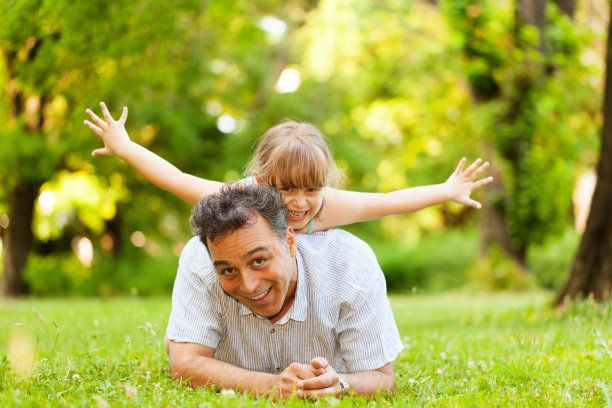 父亲和女儿在户外玩得很开心图片下载