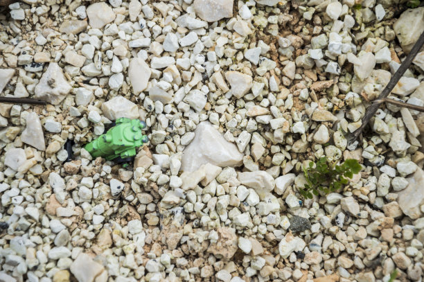 废弃的绿色玩具火车图片下载