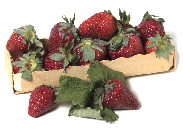 盒子与草莓孤立在白色背景图片下载