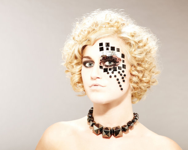 模型与珠子设计在脸上图片下载