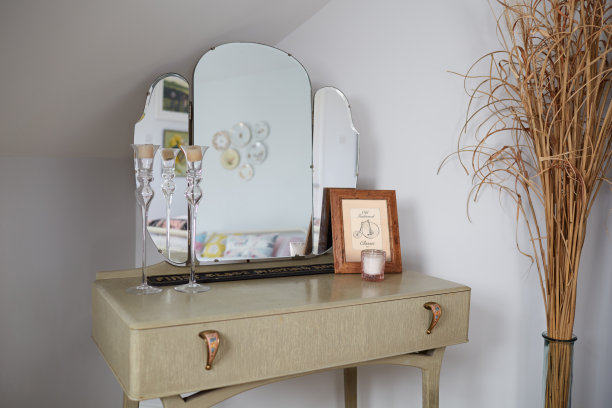 复古风格的梳妆台在时尚公寓图片下载
