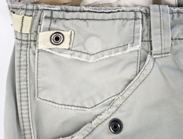 在旧布上扣扣子图片下载