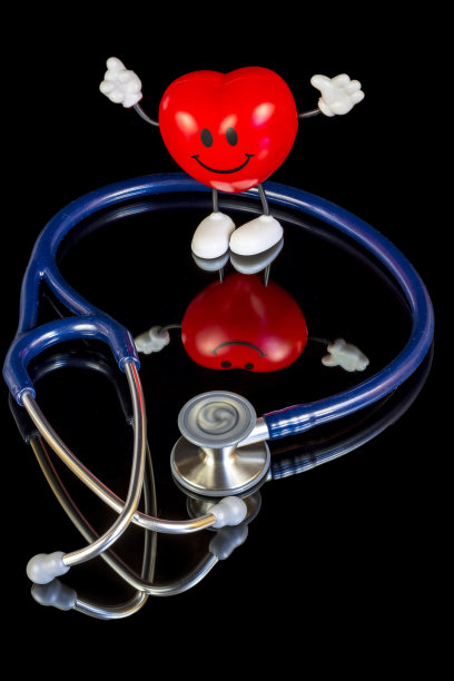 医疗用品和一颗红心图片下载