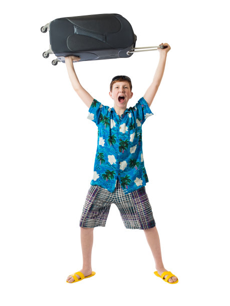 一个穿着衬衫和短裤的小男孩把一个手提箱举过头顶，在白色的背景下高兴地大喊图片下载