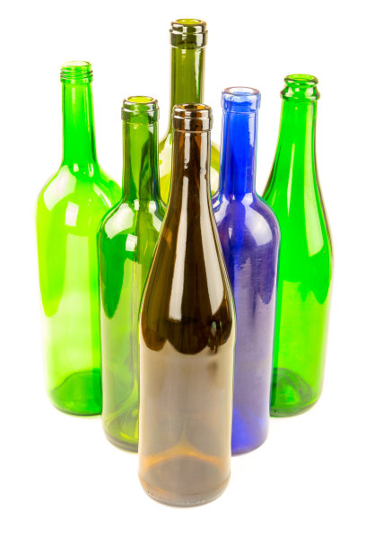 白色背景上孤立的彩色空瓶子的静物。图片下载