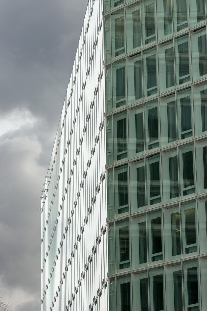 在阴雨的天空中，商业大厦的边缘图片下载