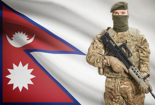 士兵持机关枪，背景为尼泊尔旗帜系列图片下载