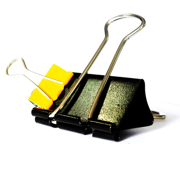 白色背景上的黄色金属回形针图片下载