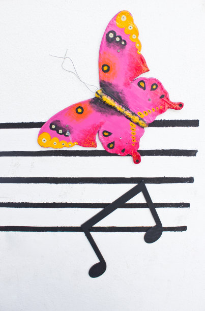 白色背景上的粉红蝴蝶音符。图片下载