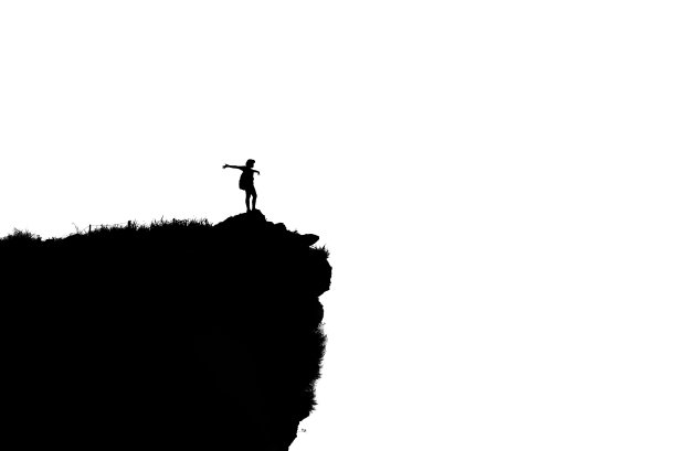 山峰上的剪影女人图片下载