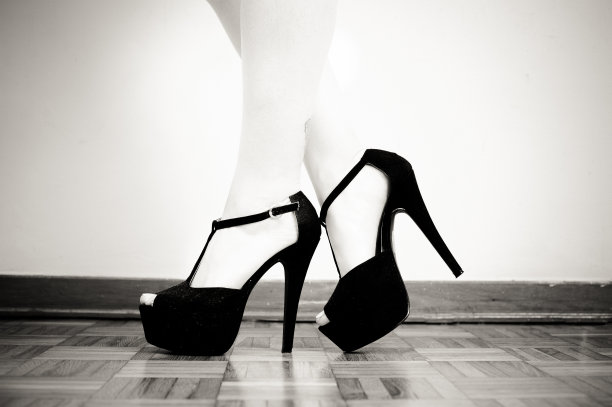 高跟鞋是女人脚上诱惑和诱惑的象征图片下载