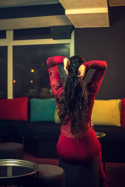 挽着头发的女孩图片下载