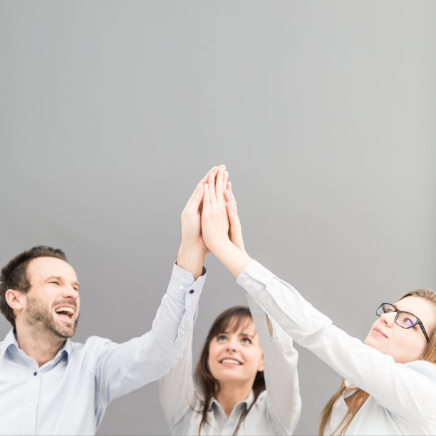 一群商务人士在享受和庆祝成功。图片下载