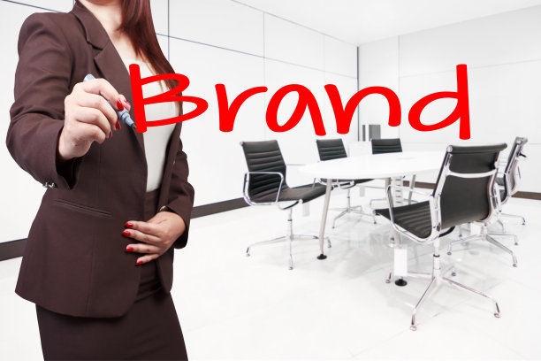 商务女性在会议虚拟屏幕上书写品牌图片下载