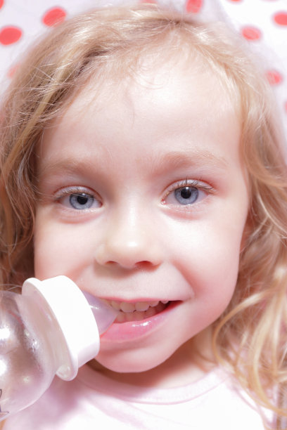 女孩喝图片下载