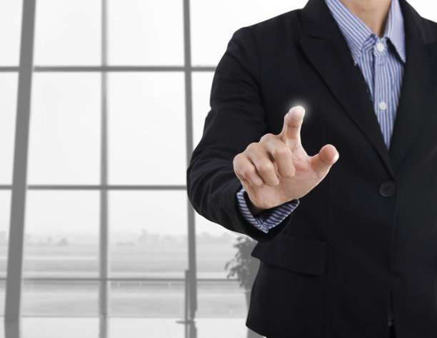 商人指向虚拟屏幕，概念现代商业背景-可以用来蒙太奇您的文字或图片。图片下载