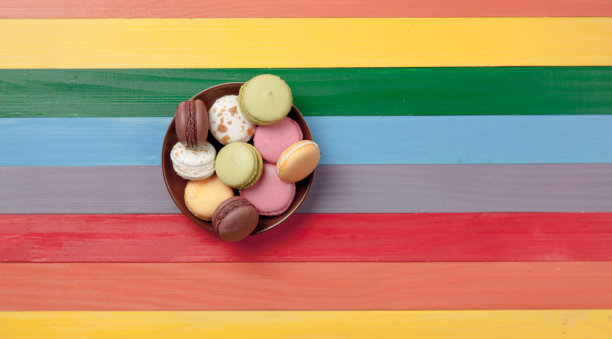 这是一张充满杏仁饼干的盘子照片，背景是波普艺术风格图片下载