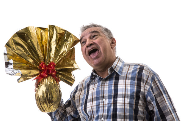 快乐的巴西老年人拿着复活节蛋图片下载