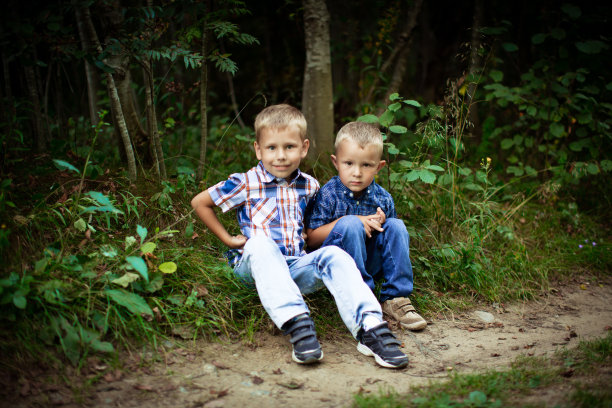 两兄弟在户外拥抱图片下载