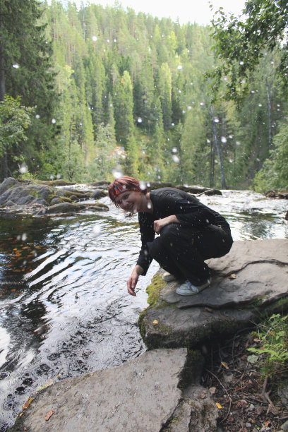年轻女子泼水图片下载