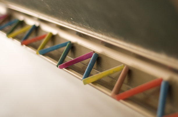 彩色粉笔和黑板倾斜图片下载