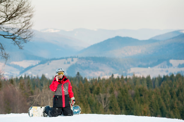 男子滑板在他的滑雪板在winer度假村图片下载