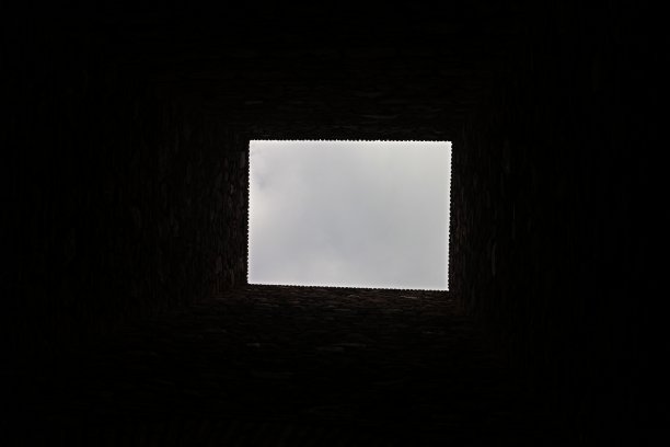 穿过砖塔的日光图片下载