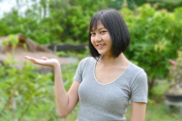 女性双手张开，以自然为背景。图片下载