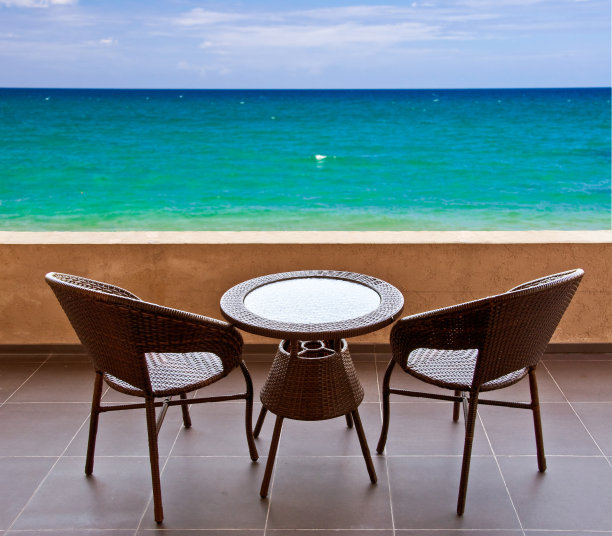 阳台上的桌椅，可以看到大海图片下载