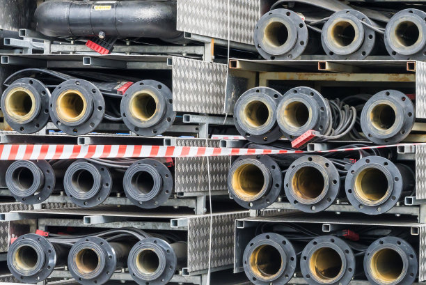 污水管存放在露天仓库里图片下载