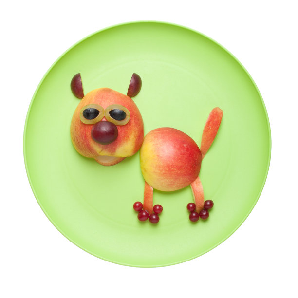 绿色盘子上的水果做成的猫图片下载