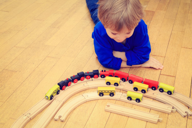 孩子在室内玩火车图片下载
