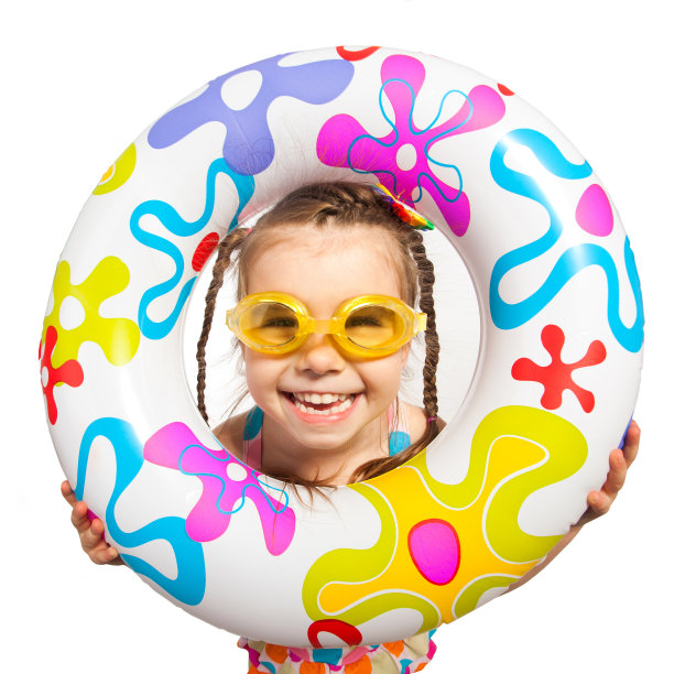 快乐的孩子们看着充气戒指图片下载