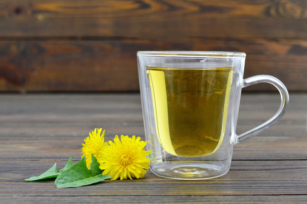 玻璃杯里的蒲公英茶图片下载