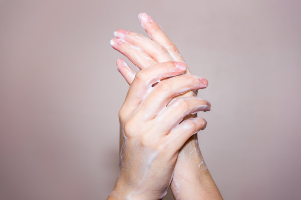 妇女用肥皂泡沫洗手图片下载