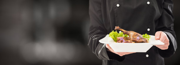 厨师把饭菜做得很好。素材图片