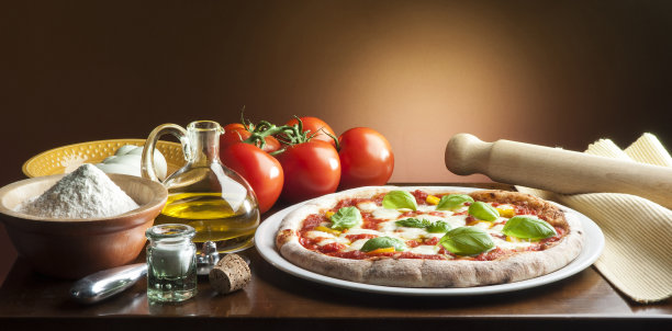 桌上有披萨图片下载