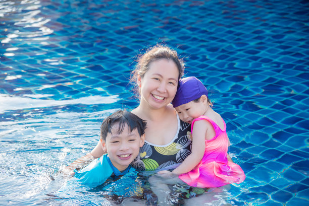 妈妈和孩子们一起在游泳池里游泳图片下载