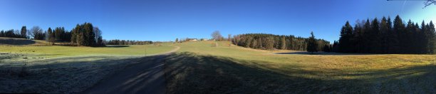 美丽的农场全景，草地和蓝天附近乌芬，Murnau和Kochel在德国图片下载
