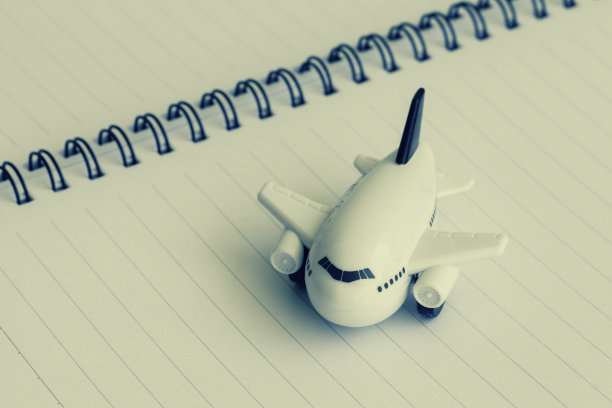 书上的迷你飞机玩具，复古的颜色风格，复古的色调背景。图片下载