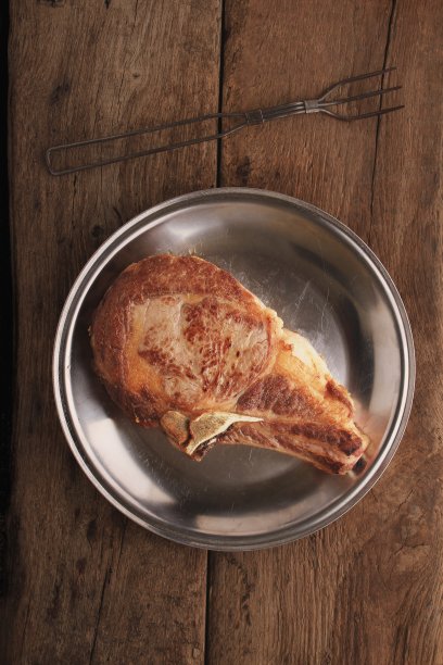 大的肋排放在金属盘子上图片下载