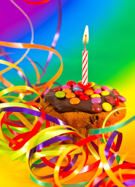 生日蛋糕和燃烧的蜡烛图片下载